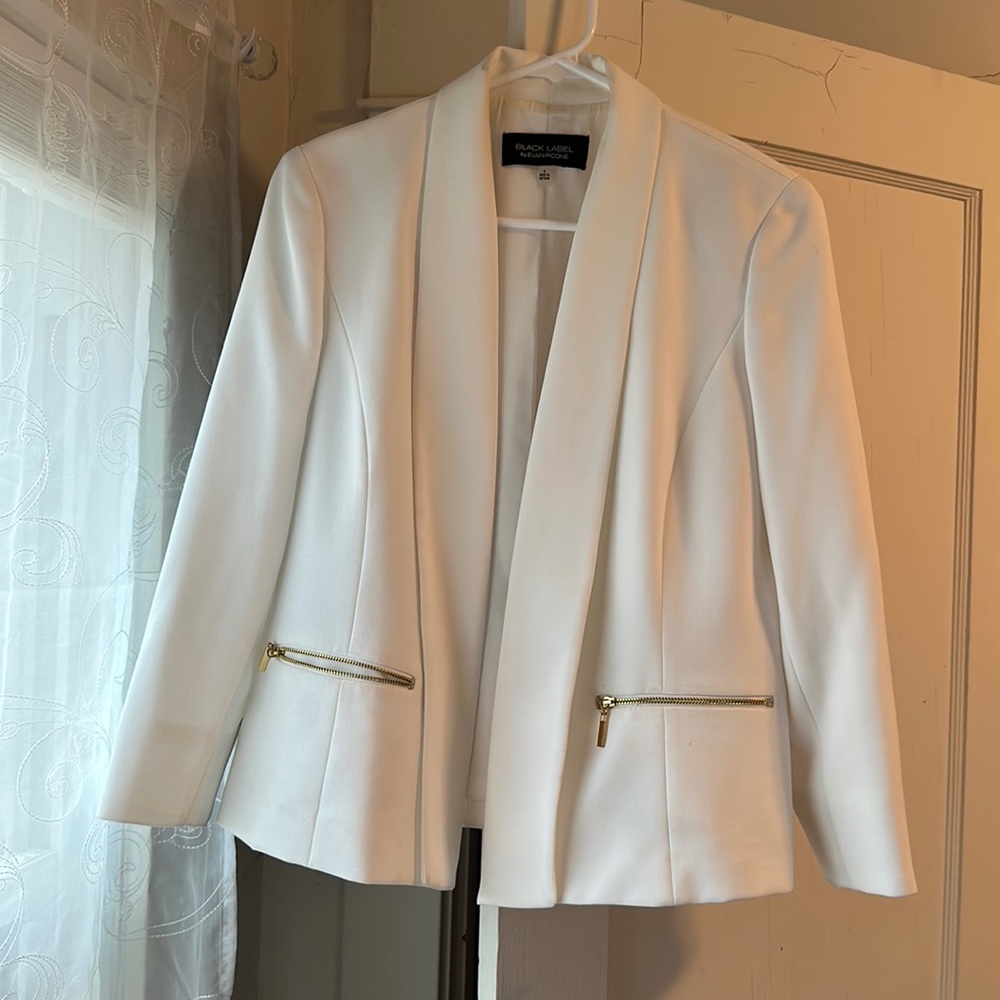 Evan Picone Black Label white blazer, size 4 with 3/4 sleeves